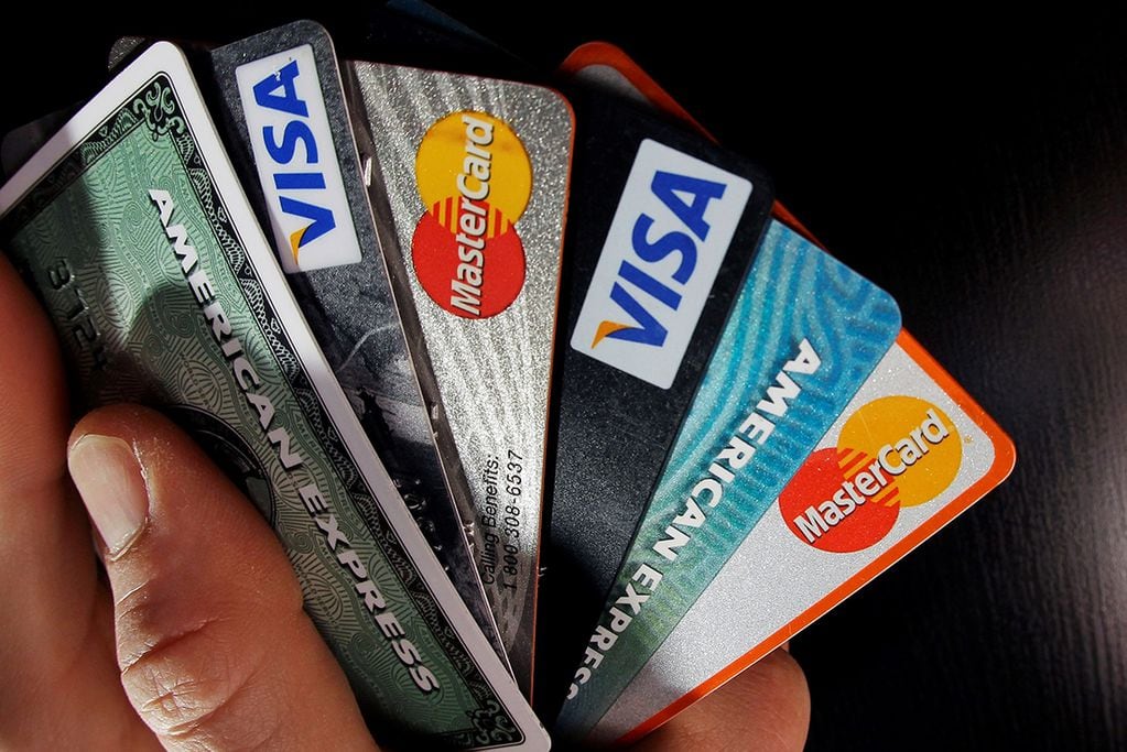 Más trabas para comprar con tarjeta de crédito en el exterior. 