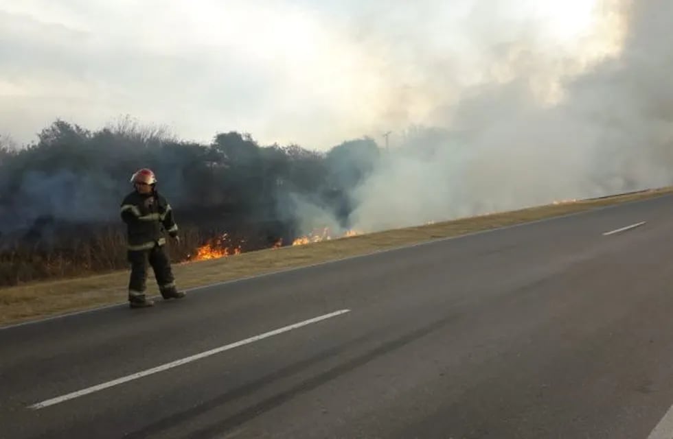 Incendio de vehículo en Villa del Rosario