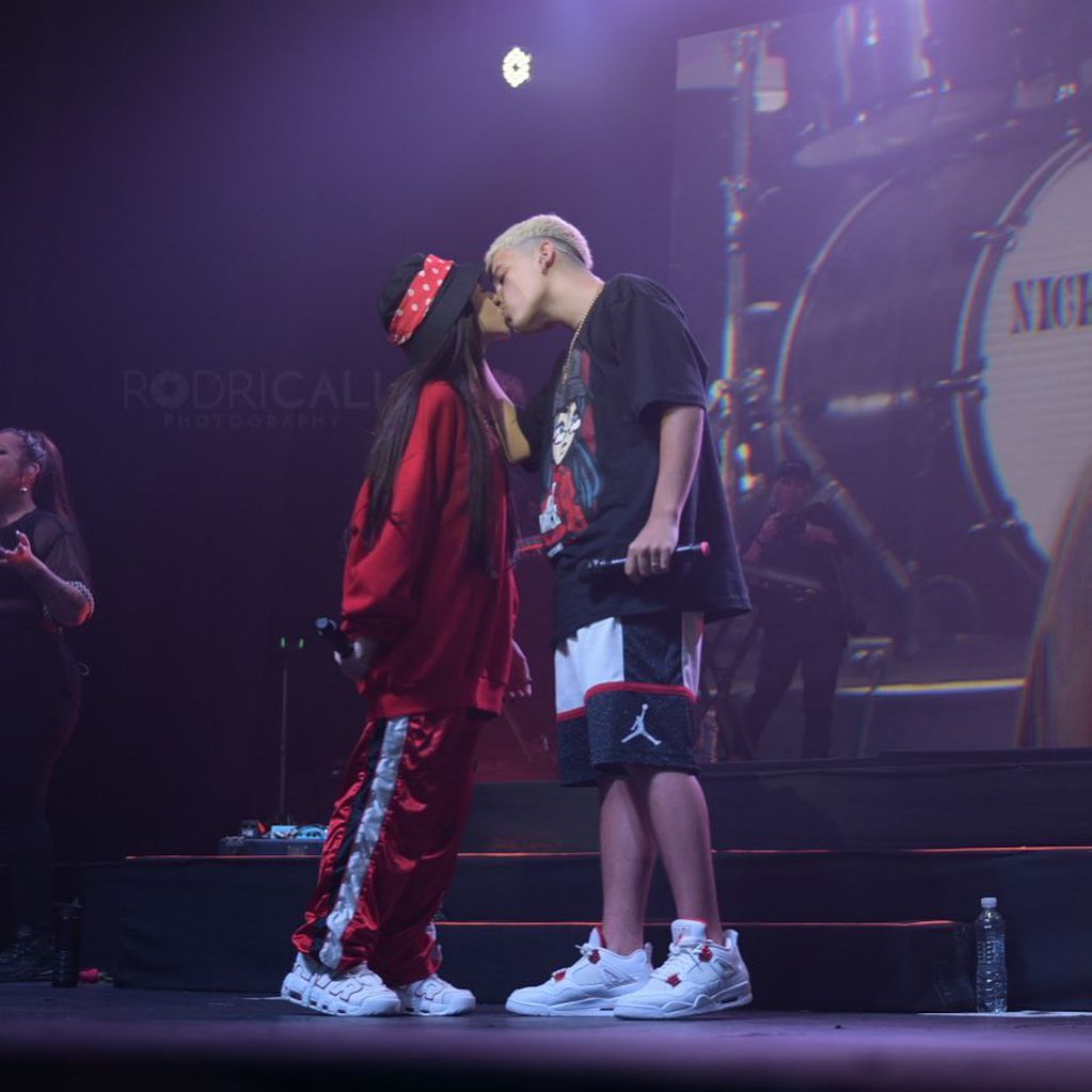 El beso en el escenario fue uno de los mejores momentos del inicio de la gira de "Parte de mí". (@rodricaliph)