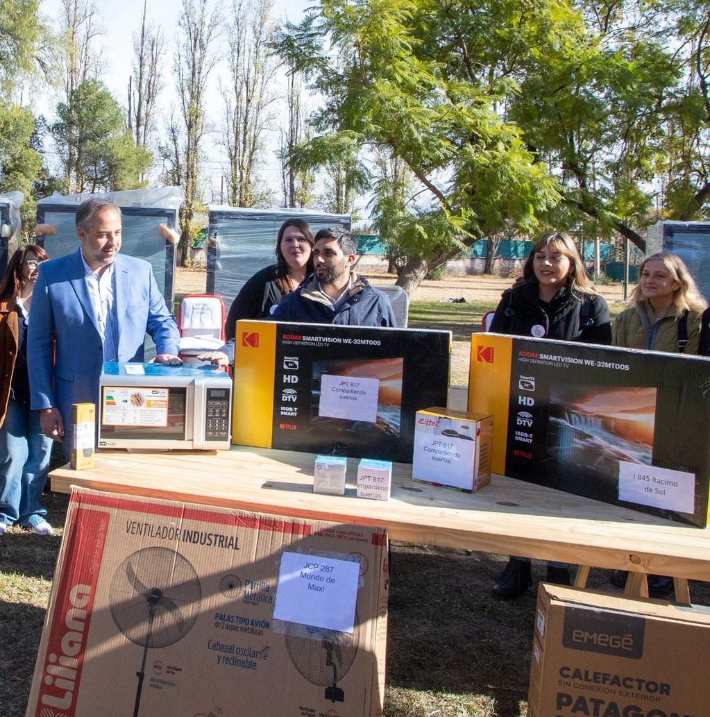 Stevanato entregó materiales a Centros de Buena Cosecha. Foto: Prensa Maipú