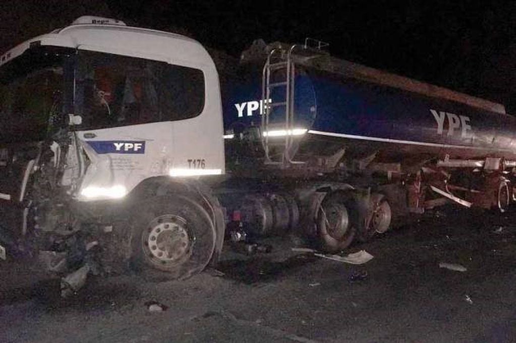 Un camión de YPF también fue protagonista de un accidente donde hubo  ocho personas lesionadas.