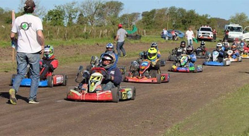 El Karting sobre tierra compactada es una de las principales disciplinas de formación de pilotos, que después saltan al automovilismo deportivo.