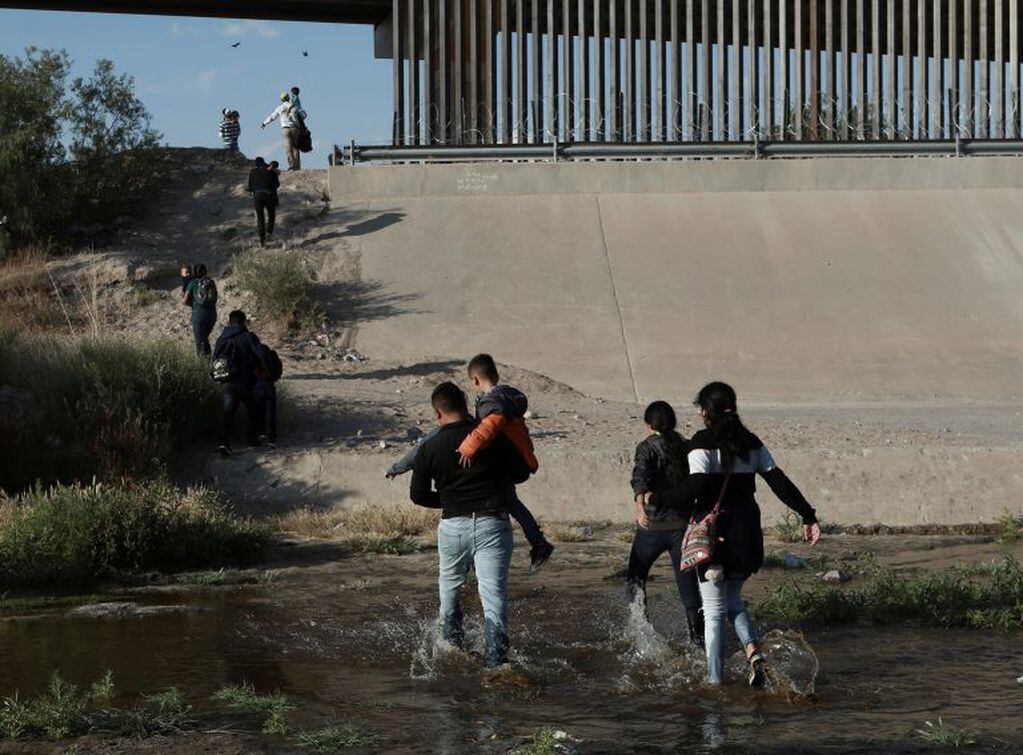 Familias de migrantes cruzando el Rio Grande. (Foto: Christian Torrez/AP)
