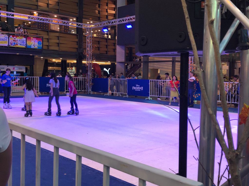 Abasto Shopping abrió durante las vacaciones de invierno su pista de patinaje.