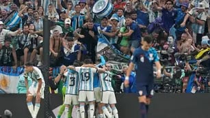 Argentina celebra el segundo tanto de Álvarez ante Croacia