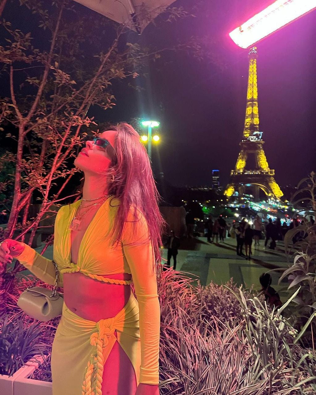 Camila Cabello con la Torre Eiffel de fondo
