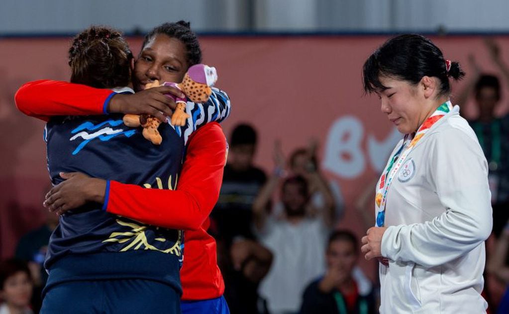 Tras ganar la medalla de plata, Machuca abraza a la campeona. (REUTER)