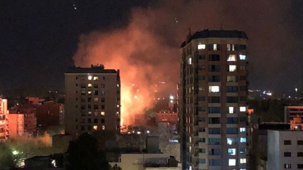 La vista desde afuera del incendio del departamento de Felipe Pettinato.