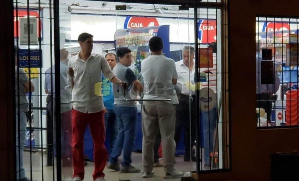 Delincuentes armados robaron un reconocido supermercado correntino. (Foto: Época)