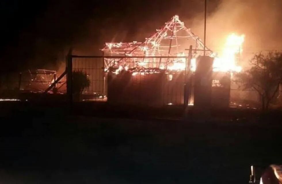 Incendio en Fray Mamerto Esquiú. (Foto: Policía de Catamarca).