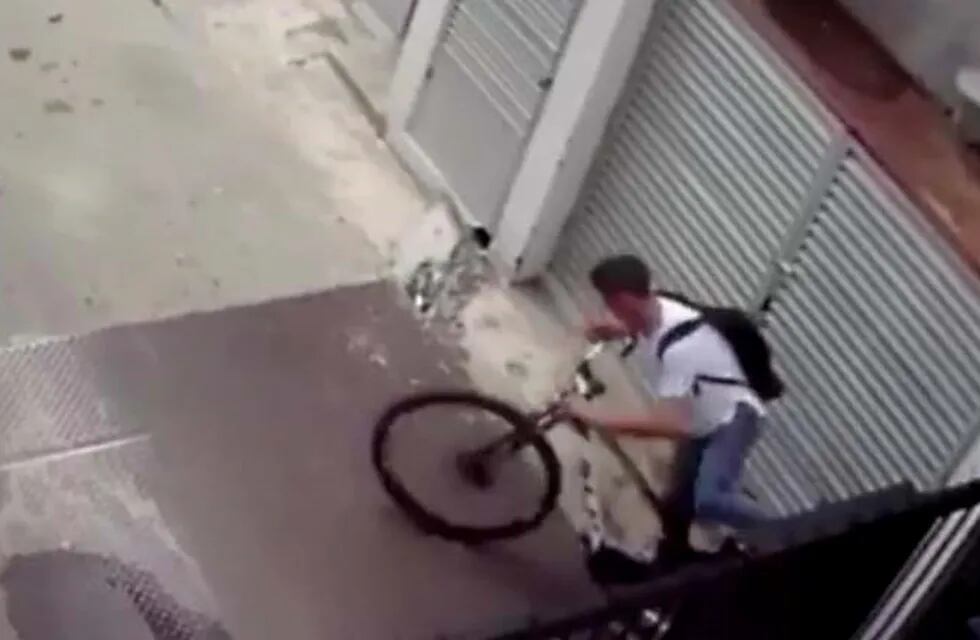 La imagen muestra al joven huyendo del lugar con la bici. (El Informante)