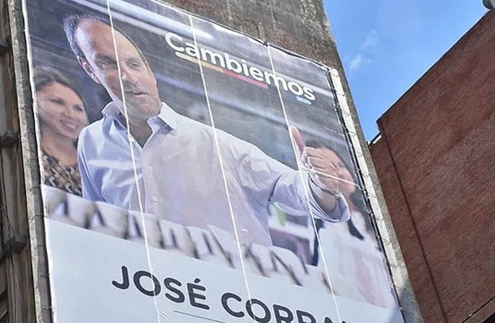El cartel de José Corral en Urquiza y Sargento Cabral. (Salvador Hamoui-Conclusión)