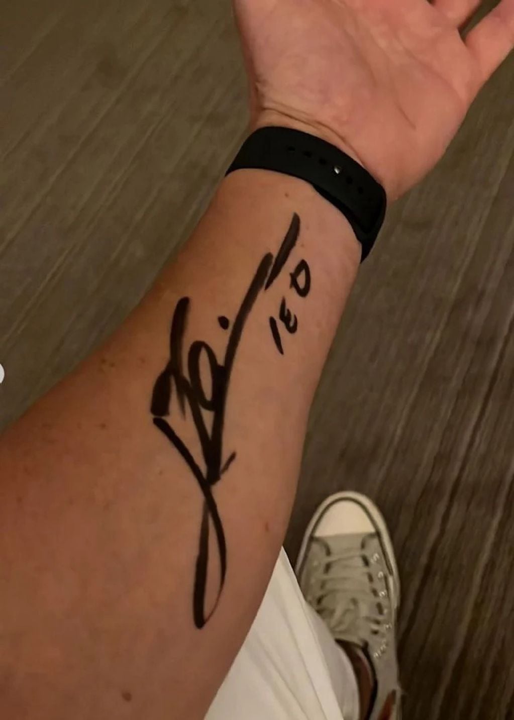 El tatuaje de Pablo Tamagnini sobre la firma de Lionel Messi.
