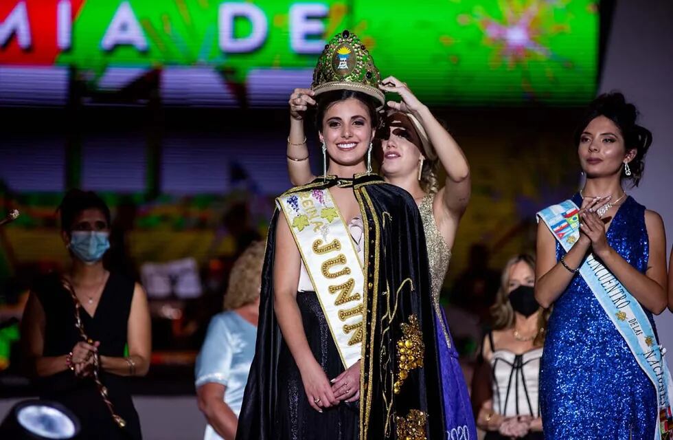 Ana Paula Rodríguez que representó a Ingeniero Giagnoni es coronada Reina de la Vendimia 2022 por el departamento de Junín. Gentileza MJ