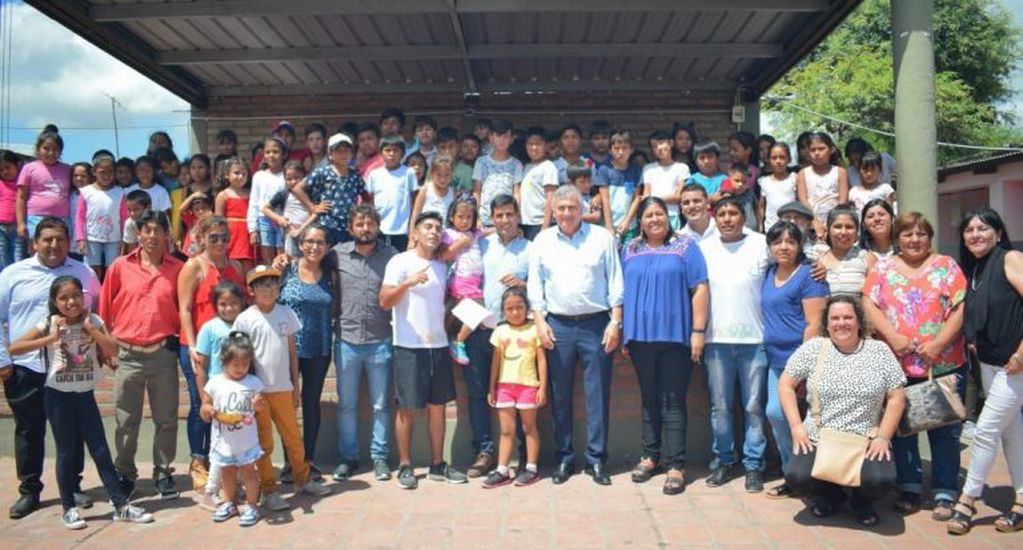 El gobernador Morales y la ministra Sarapura compartieron un segmento de la jornada con los niños de las escuelas N° 178 y N° 55 de Pampa Blanca.