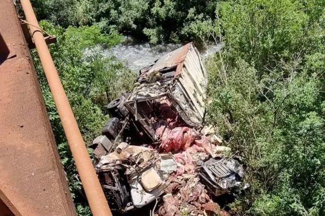 Despiste de un frigorífico en Campo Viera: vecinos se llevaron la carne que transportaba el camión