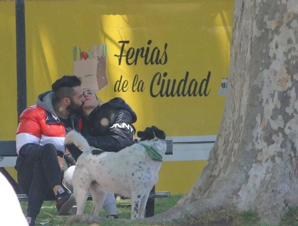 Jimena Barón y el Tucu López a los besos en una plaza de Villa Urquiza (Foto: Movilpress)
