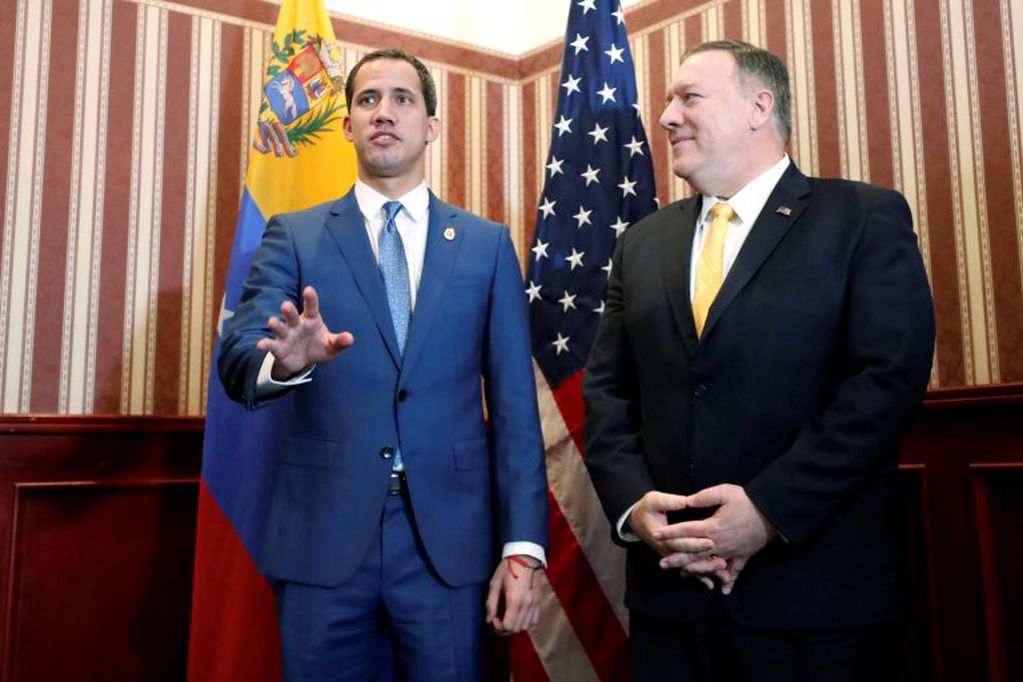 El secretario de Estado de Estados Unidos, Mike Pompeo, junto al venezolano Juan Guaidó en la III Conferencia Ministerial Hemisférica de Lucha contra el Terrorismo, en Colombia (EFE)