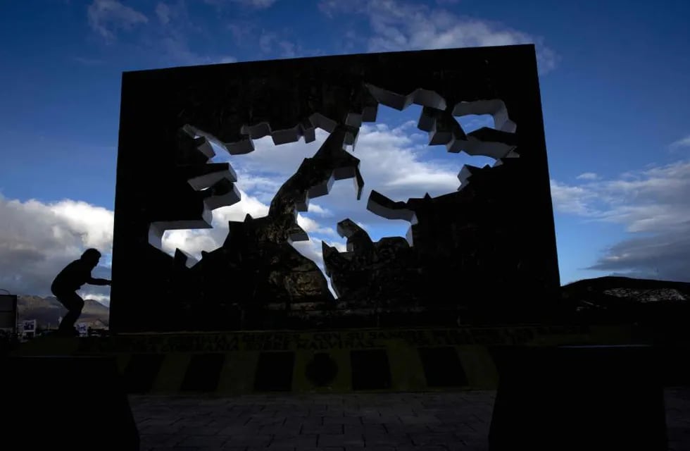 Monumento a Malvinas, ubicado en Ushuaia (AP).