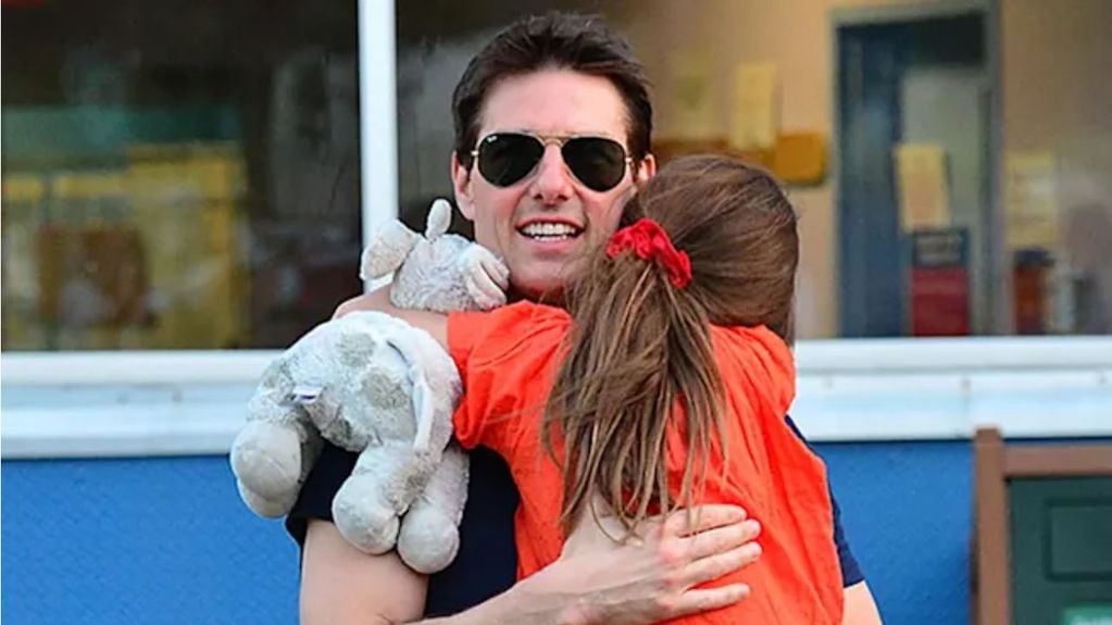 Tom Cruise con su hija. Se especula que el llevaría una decada sin verla.