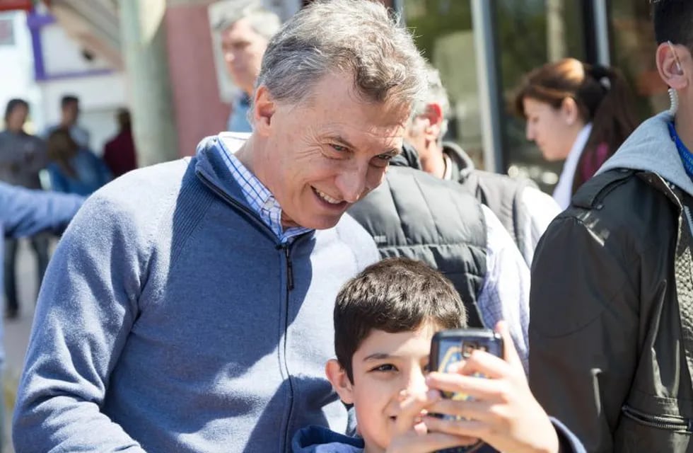 Mauricio Macri en un timbreo para su campaña