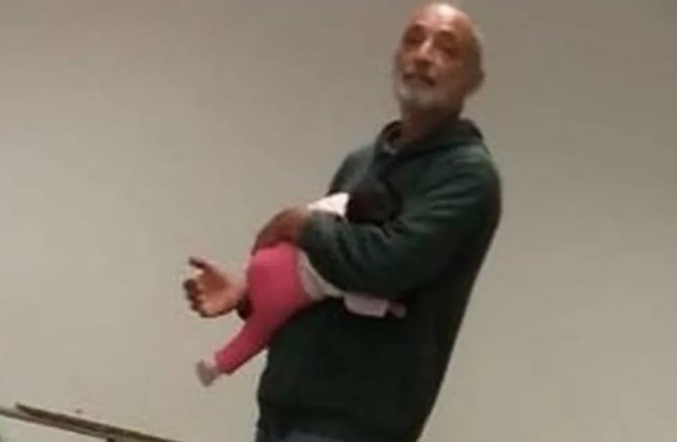 Mario Mercuri junto a la bebé de una alumna.