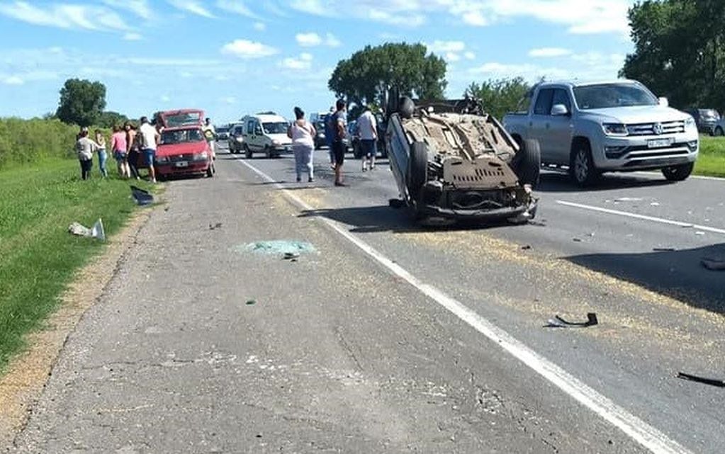 El auto bloqueó el paso vehicular sobre el carril derecho después del impacto. (@tvregnoticias)