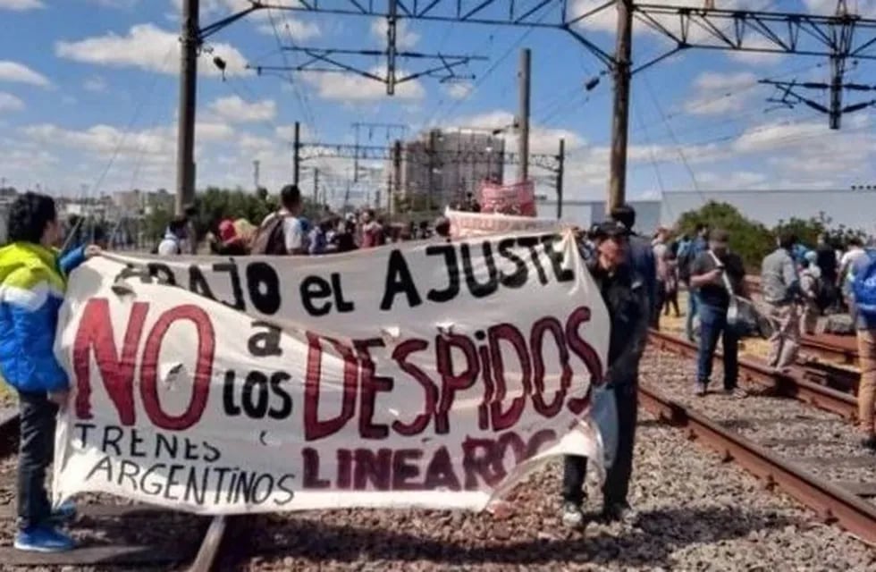 Levantaron la protesta sobre las vías que afectó al servicio del tren Roca durante seis horas. (Clarín)