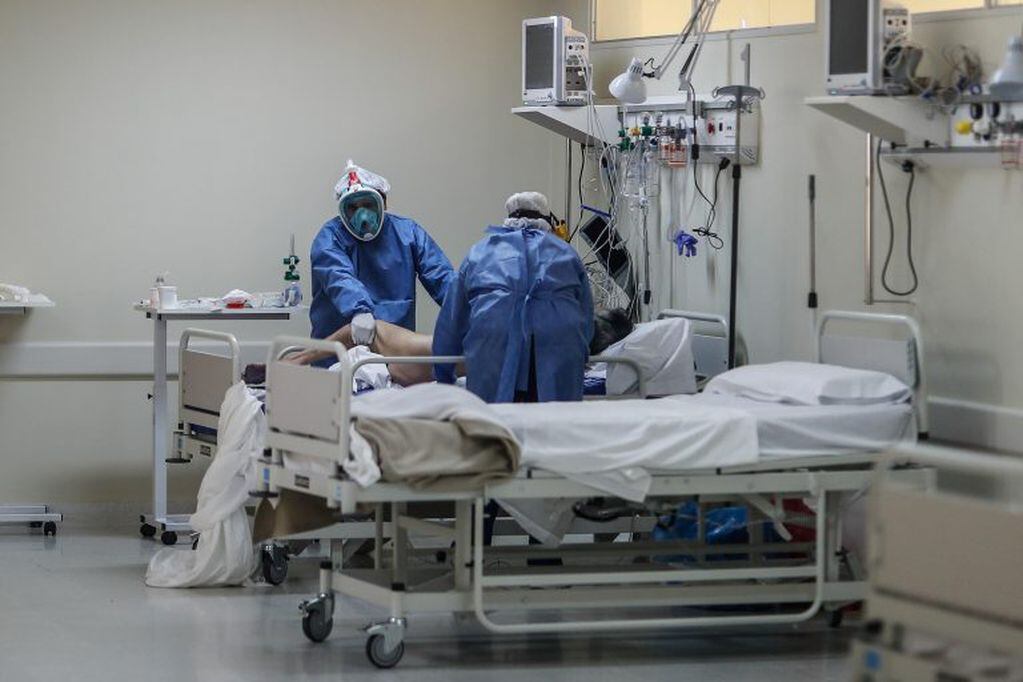 -FOTOGALERIA- AME5478. BUENOS AIRES (ARGENTINA), 01/08/2020.- Enfermeros realizan un control a enfermos de covid-19 en el Hospital del Bicentenario de Esteban Echeverria el 30 de julio de 2020, en Buenos Aires (Argentina). Desde el 3 de marzo pasado, cuando se detectó el primer caso del nuevo coronavirus, Argentina ha reportado 185.373 contagios y una cifra de fallecidos que asciende a 3.466, con 153 muertes reportadas el pasado jueves, el mayor número diario registrado hasta ahora, y con la preocupación del Gobierno centrada en el AMBA (Área Metropolitana de Buenos Aires), epicentro de la pandemia en Argentina. EFE/ Juan Ignacio Roncoroni