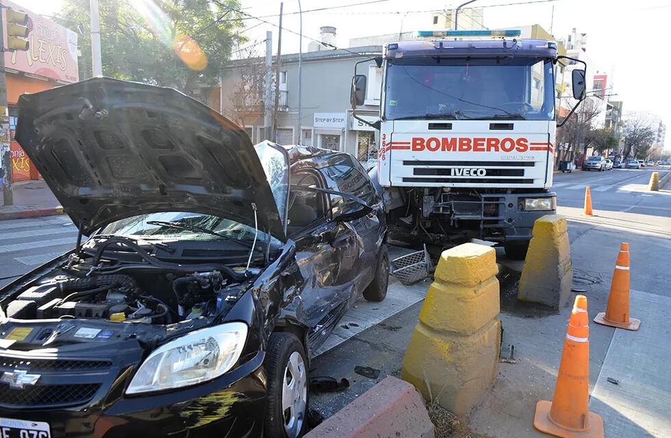El camión de bomberos se dirigía a un incendio en barrio Uritorco. (Jose Gabriel Hernandez)