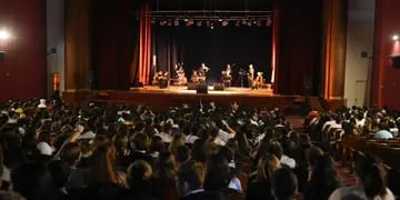 A teatro lleno, estudiantes secundarios vieron tango en el Cine Belgrano
