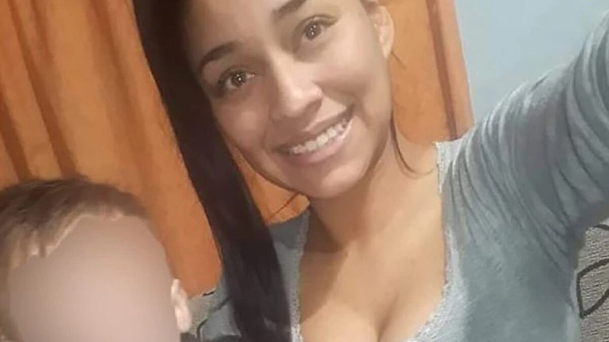 Una mujer policía mató a su bebé y luego se suicidó.