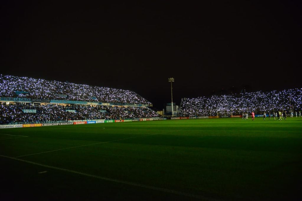 Corte de luz en Alberdi y la tremenda reacción de los hinchas de Belgrano. (Facundo Luque / La Voz)