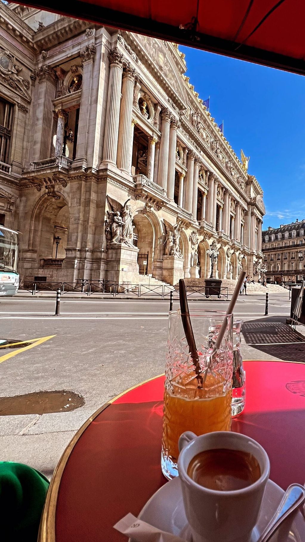 Antonela Roccuzzo tomando un café en frente al Ópera Garnier.