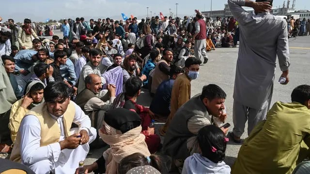 Una multitud en el aeropuerto de Kabul buscando escapar de Afganistán