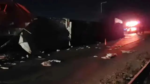 Choque de camiones en Dalmacio Vélez. (Radio Con Vos / Captura de Facebook)