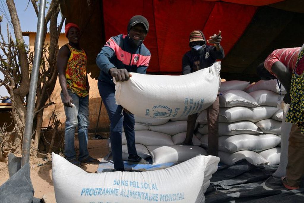 Trabajadores en Burkina Faso reciben comida. (REUTERS)