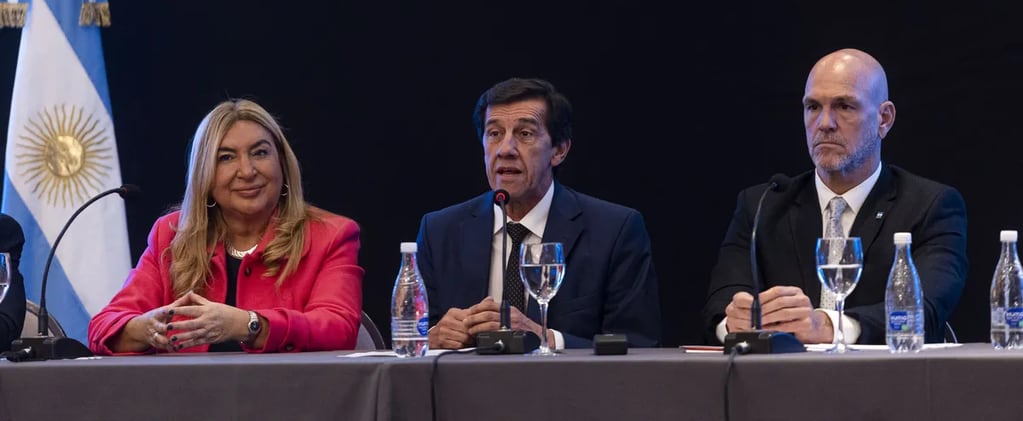 Marcela Ruiz, presidente de la Federación Argentina de la Magistratura y la Función Judicial; el gobernador Carlos Sadir y el presidente de la Suprema Corte de Justicia de Jujuy, Ekel Meyer, en el estrado del congreso.