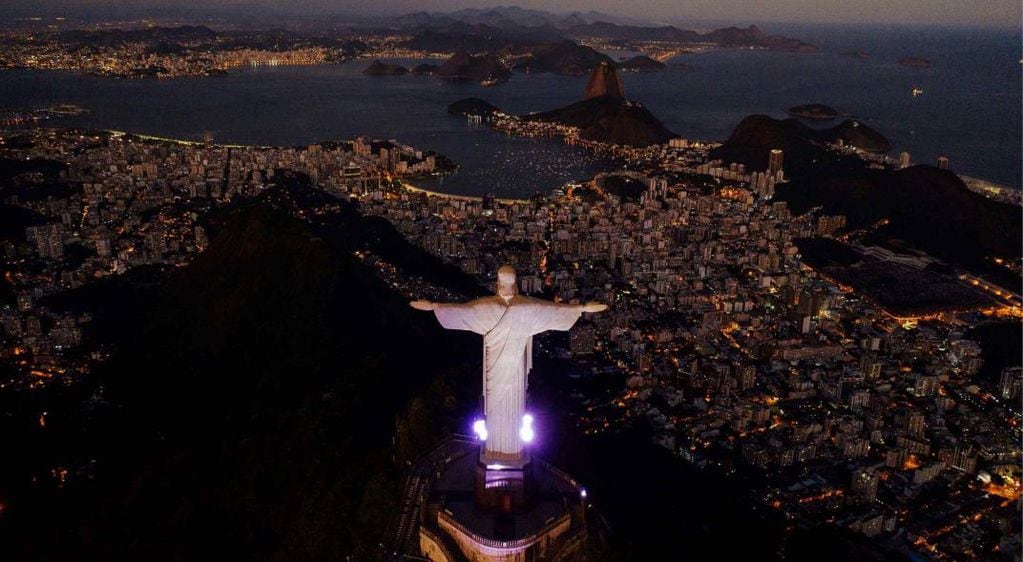 La estatua del Cristo Redentor sobre la bahía de Guanabara durante el anochecer en Río de Janeiro