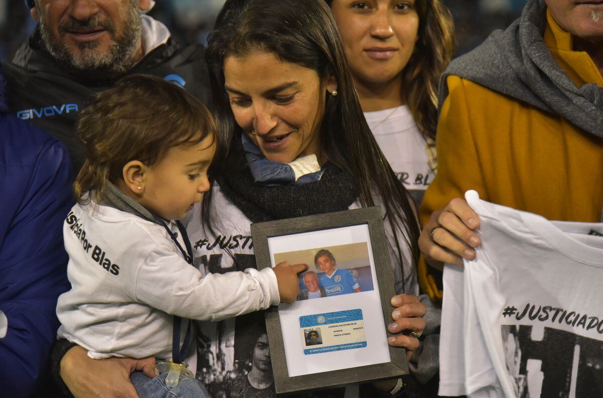 Soledad Laciar, mamá de Blas Correas, recibió el carnet del homenaje de Belgrano (Ramiro Pereyra / La Voz).