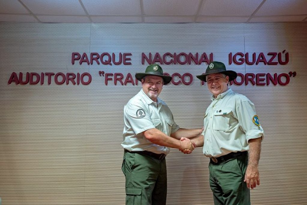 Sergio Acosta (a la izquiera) y Sergio Valdecantos (a la derecha). El nuevo intendente del Parque Nacional Iguazú y el intendente saliente.