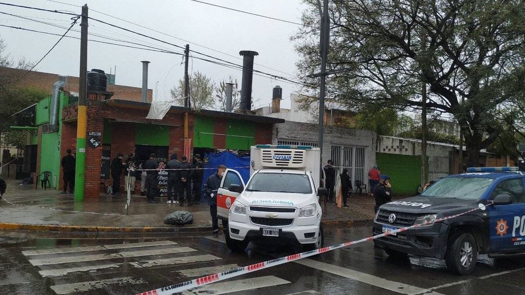 Un joven fue asesinado el martes al mediodía en el frente de una rotisería. (Somos Rosario)