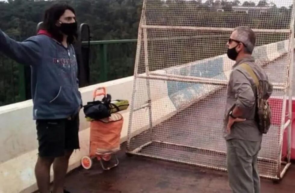 Un joven intentó ingresar al país por el puente Tancredo Neves