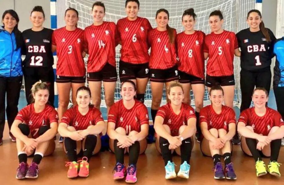 En los Juegos Binacionales, las chicas del handball se metieron en semifinales.