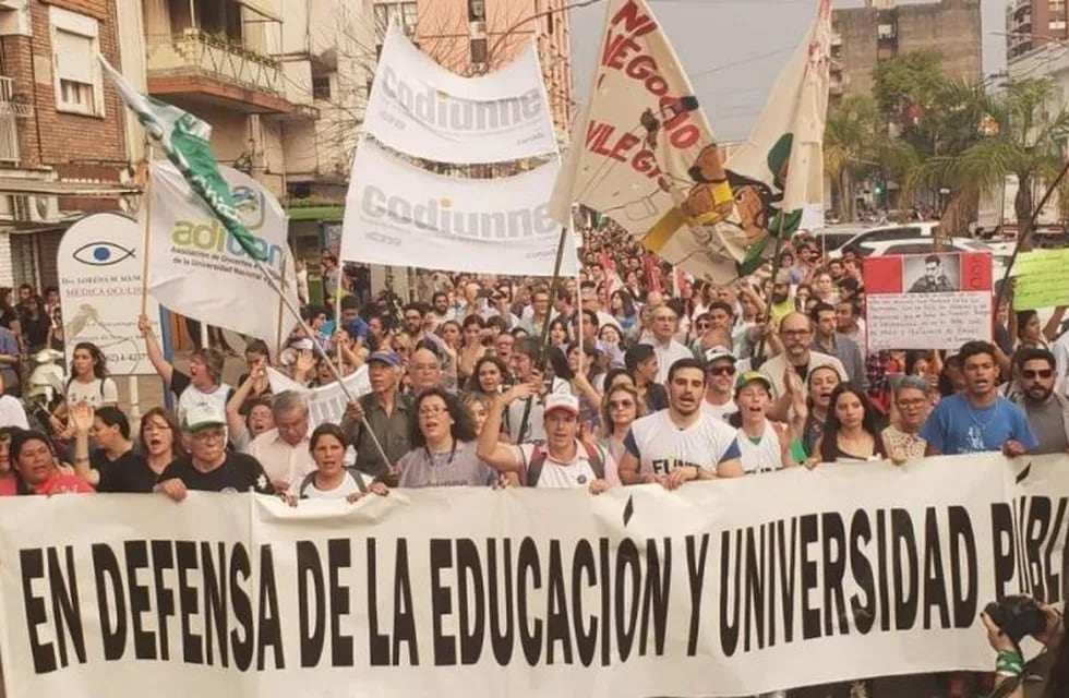 Profesores y estudiantes de la UNNE se sumaron a la marcha en defensa de la Universidad Pública