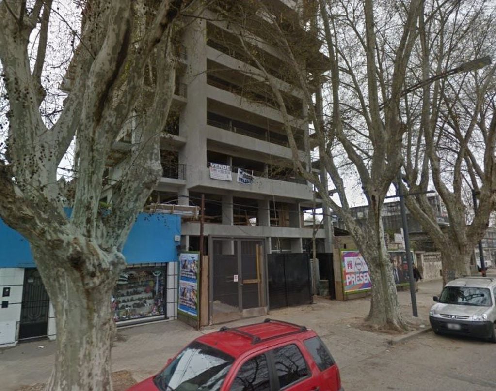 El cuerpo sin vida fue hallado en una obra en construcción en Pellegrini al 4000. (Street View)