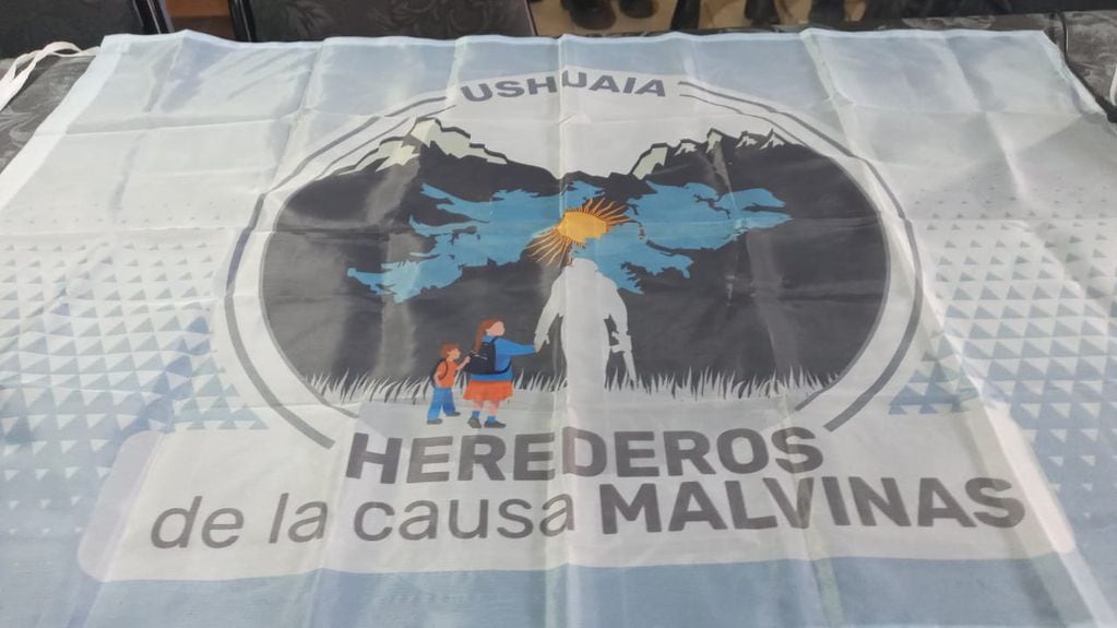 Bandera de "Herederos de la Causa Malvinas". 