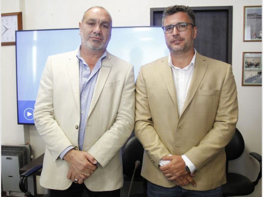 El ministro Ortiz Andino, a la izquierda, puso en funciones al nuevo presidente de OSSE, Guillermo Sirerol.