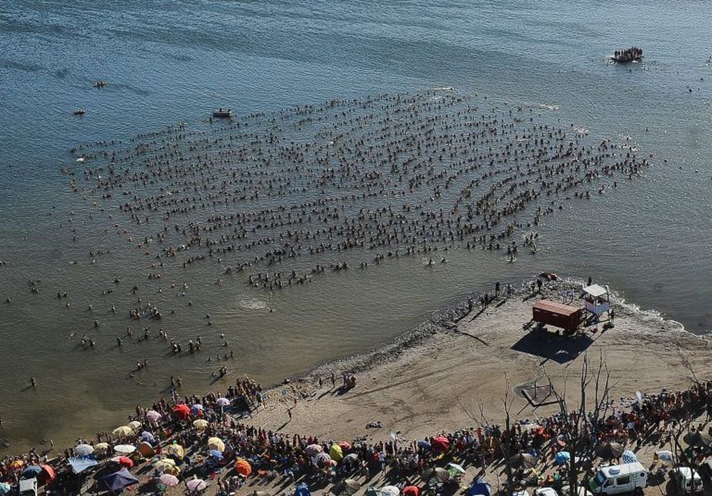 Epecuen  Record en el lago Epecuen hubo 2 mil personas flotando a la vez y entraron al Guinness record de personas flotando en un lago