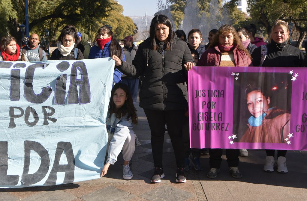 Marcha en Plaza Independencia para recordar a Gisela Gutiérrez, que tenía 25 años cuando desapareció, era madre de tres hijos y estaba embarazada, no se supo nada más desde el 19 de julio del 2015.
